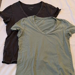 (2) Universal Thread tshirts
